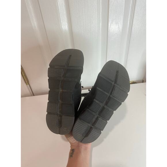On Cloud Sky Youth Sz 5 All Black Sneakers Running Shoes - Nice, Light Tread Use - Picture 7 of 8